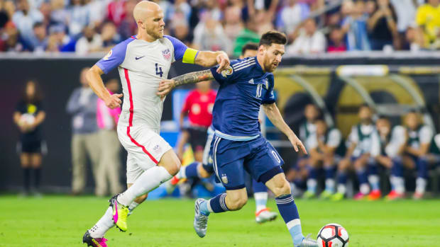 michael-bradley-messi-usa-argentina.jpg